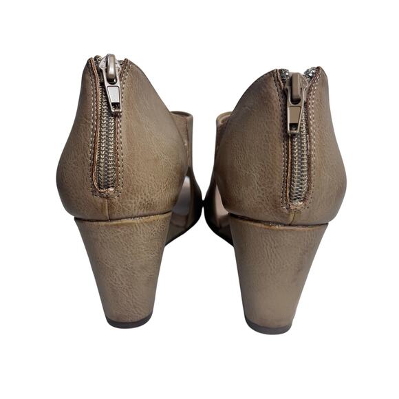 NWB: Journee Collection Aretha 2.75" Wedge Sandals in Nude Size 9 - Picture 8 of 10